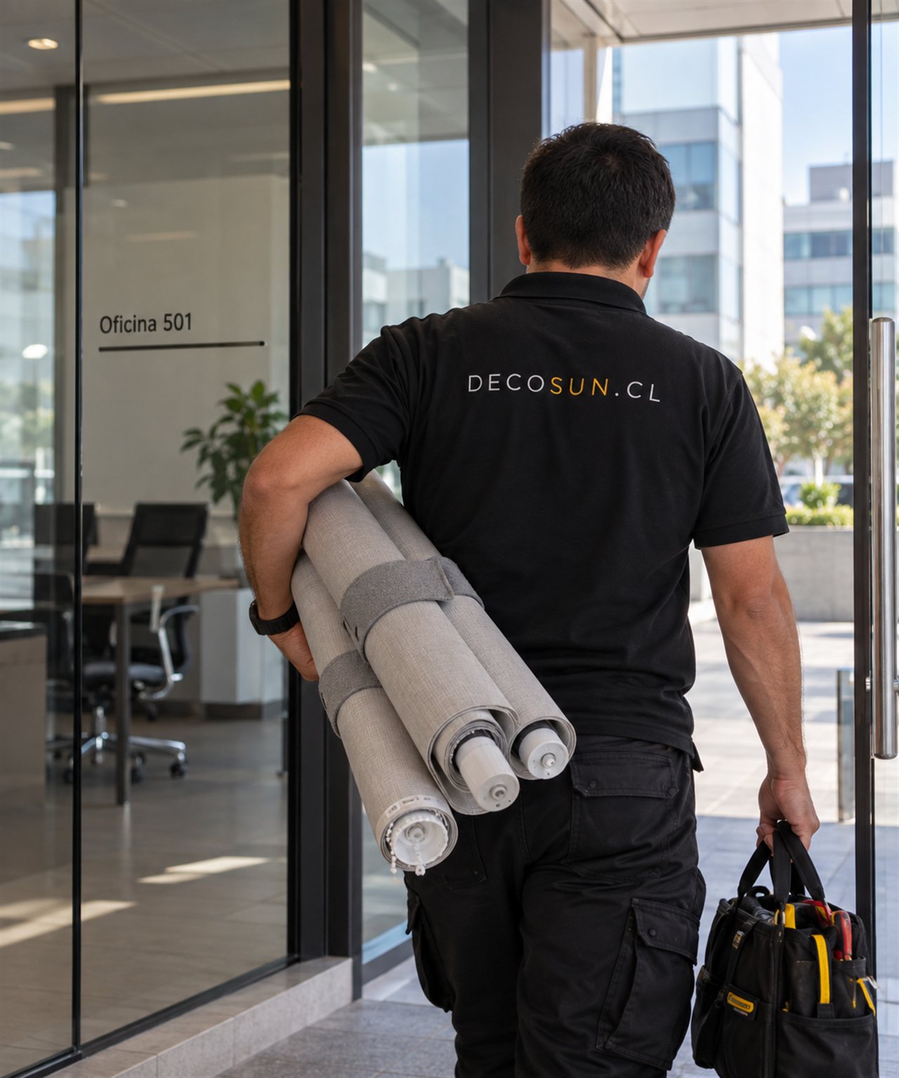 Técnico DecoSun trasladando cortinas Roller enrolladas y aseguradas desde un edificio