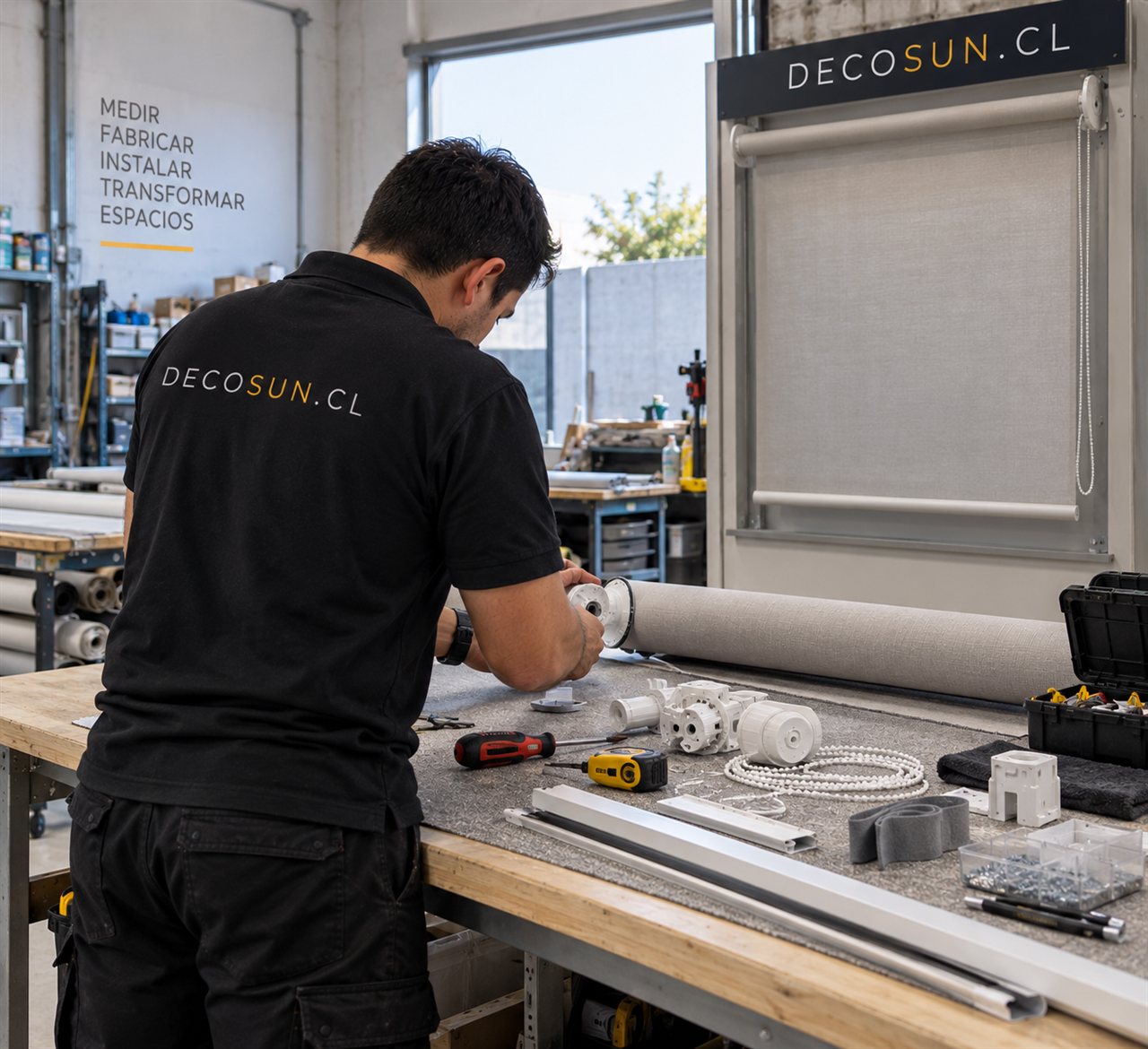 Técnico revisando mecanismos, cadenas y componentes sobre un mesón del taller DecoSun