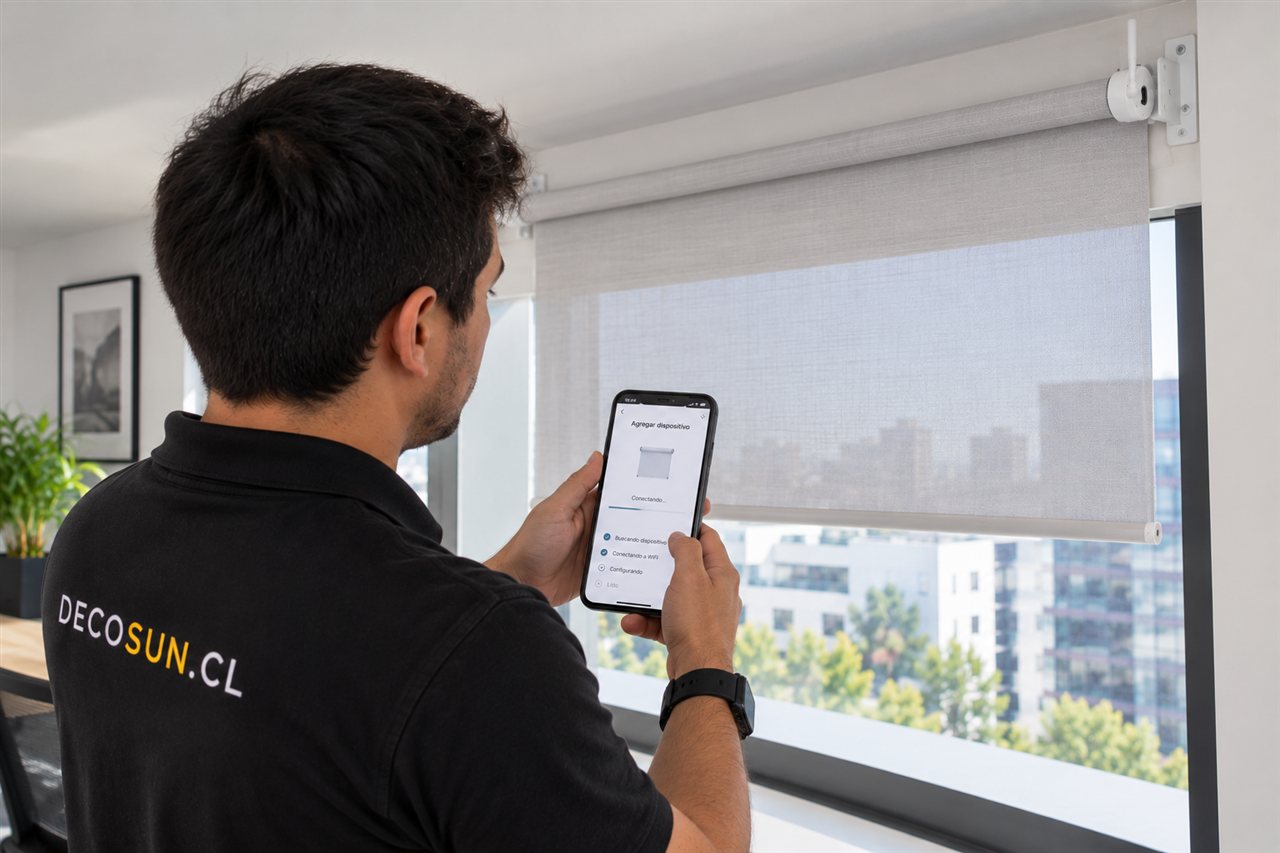 Técnico DecoSun vinculando una cortina Roller desde un smartphone durante la configuración